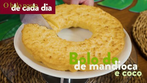 Quer um bolo delicioso mas não quer comer farinha? Então faça este bolo de mandioca e coco.