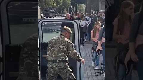 Soldier helps elderly women in to a taxi ❤️ #horseguardsparade