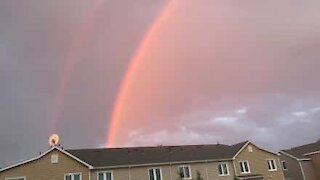 Un double arc-en-ciel apparu à minuit en Alaska