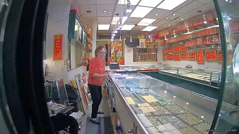 8 armed thugs took on an old Asian couple in Oakland and looted the entire store in broad daylight.