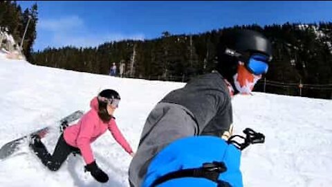 Suite à une blague, elle se retrouve le nez dans la neige