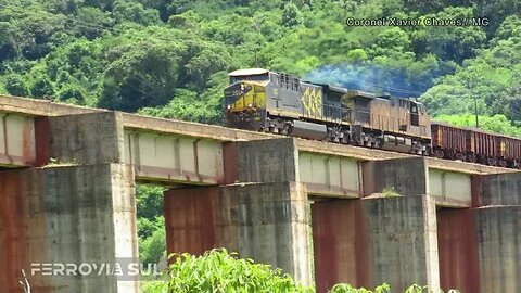 Trens de minério da MRS na ferrovia do aço, em Coronel Xavier Chaves