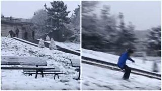 Parisienses aproveitam neve para esquiar em Montmartre