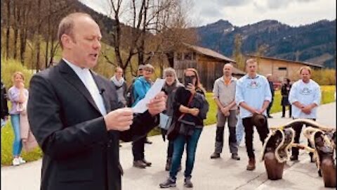 Pfarrer Markus Grieder segnet die Freiheitstrychler-innen & alle Bürgerrechtler-innen - in Urnäsch