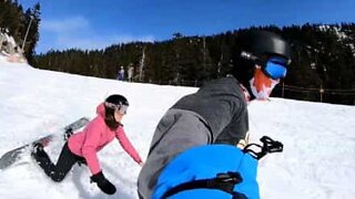 Brincadeira acaba em mergulho para a neve