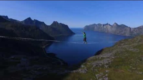 Equilibrista canadese batte il record femminile di slackline