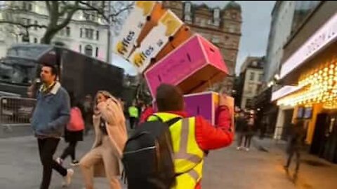 Il effraie les passants avec sa blague!