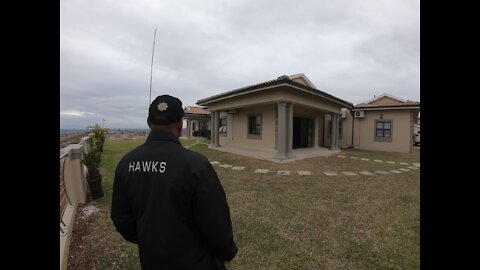 SOUTH AFRICA - Durban - HAWKS, Asset Forfeiture Unit raid Zandile Gumede's home(Videos) (qU8)