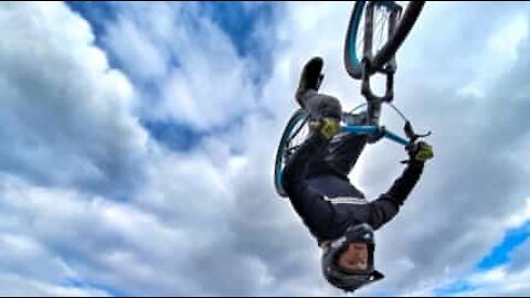 En BMX, ce jeune fait une chute spectaculaire