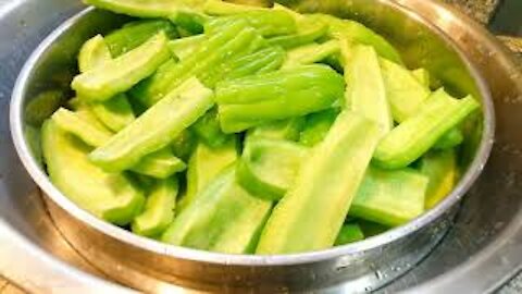 BLANCHING AND VACUUM SEALING BITTERMELON