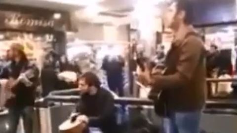 Young men kicked out of shopping center for playing music in public - Iran