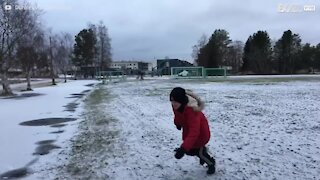 Attaqué par une corde au pire moment!