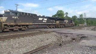 Eastbound intermodal flies through Fostoria