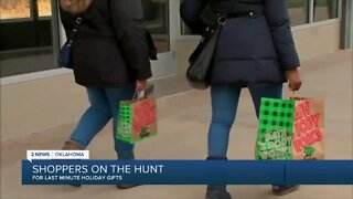 Shoppers finish last-minute holiday shopping