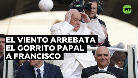 Un golpe de viento arrebata a Francisco su gorrito papal