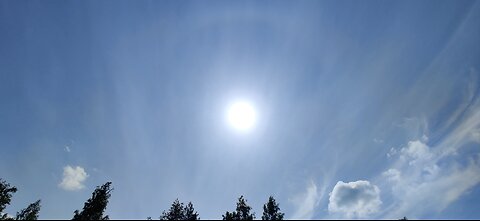 17.6.2024: Sun halo, white trails, colors in the clouds, halo color