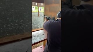 Atirando com um fuzil 9mm muito forte