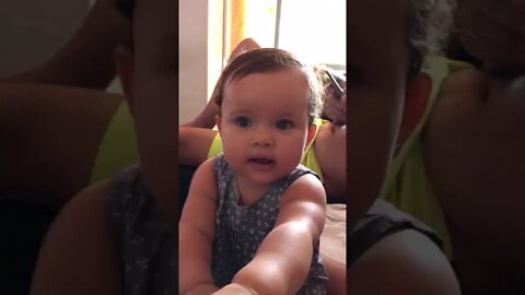 Balançando a cabeca - Shaking his head - 摇头 - Yáotóu - #shorts #linda #bebe #viral