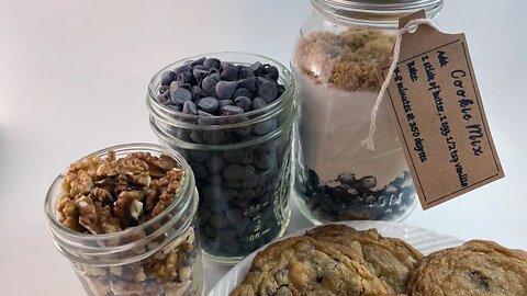 Cookies in a Jar - Mason Jar Chocolate Chip Cookie Mix