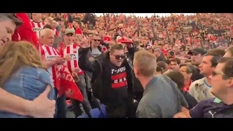 Ajax hoolie valt PSV-gezinsvak aan na nederlaag bekerfinale in de Kuip.