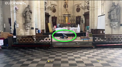 Brussels: Hundreds or illegal immigrant men take over a church, spraying Arabic graffiti