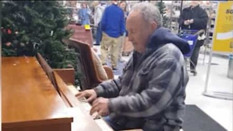 Man stuns store's customers with his piano skills