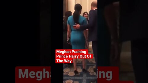 Megan Markle pushing Prince Harry out of the way #shorts #MeghanMarkle #PrinceHarry #royalfamily ￼