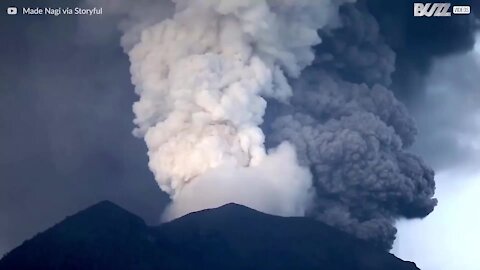 Volcan Agung: incroyables images des cendres qu'il rejette