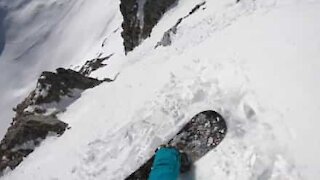 Une snowboardeuse filme son incroyable descente