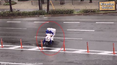 Pizza delivery boy confronts typhoon Jebi in Japan