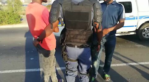 SOUTHA AFRICA - Cape Town - Somerset West/Strand protestors arrested (Video) (z7u)