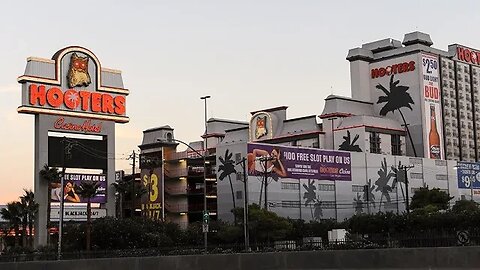 Hooters in Las Vegas for a Wings Review