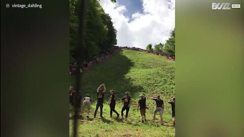 Les gens se jettent d'une colline pour ... du fromage!