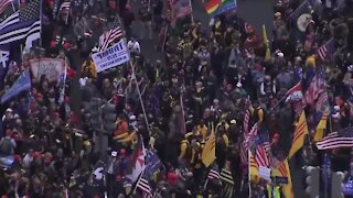 Trump flies over rally of supporters in Washington