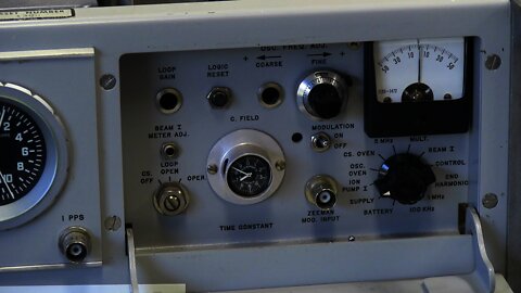 EEVblog #423 - HP5061A Atomic Clock Cesium Beam Frequency Standard