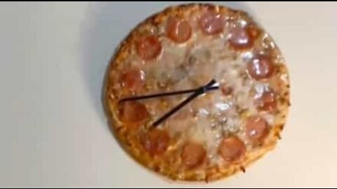 Gostava de ter um relógio feito de pizza?