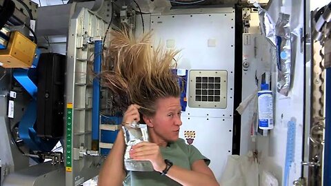 Karen Nyberg Shows How You Wash Hair in Space