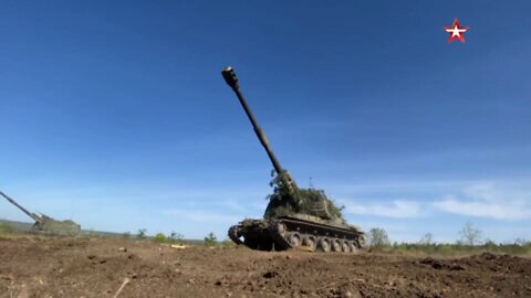 Russian self-propelled guns 2S19 "Msta-S" and 2S3 "Acacia" carry out strikes on Ukrainian positions