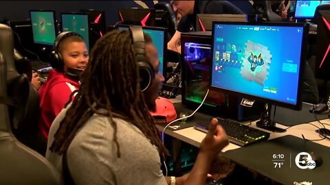 Browns RB Kareem Hunt hosts Fortnite tournament for Boys & Girls Club kids at UA's esports facilities