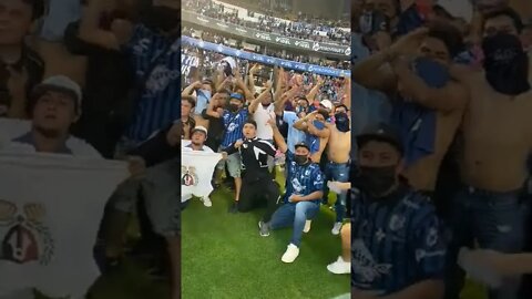 Brava do Querétaro comemorando após briga brutal no México