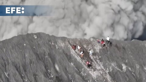 Escaladores logran escapar con vida de la espectacular erupción de un volcán indonesio