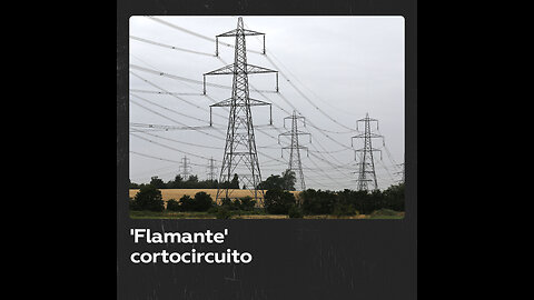 Caída de torre metálica sobre cables de alta tensión provoca gran cortocircuito