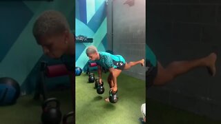 Juninho do Vasco treinando na academia