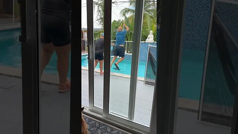 🤣GERMÁN TIENE VICIO DE LIMPIAR LA PISCINA 🏊💦☀️😂 EL DICE QUE NO 🤷‍♂️ LA BILLETERA 💵😱