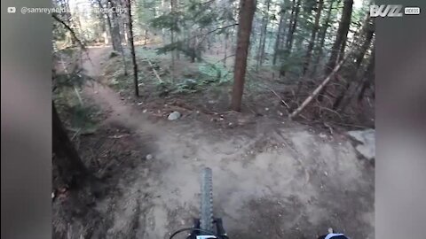 Ciclista faz impressionante salto sobre linha de trem