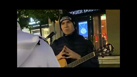 The GUITARIST pretends to be a BEGINNER with STREET MUSICIANS #20