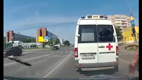 Guy smashes an ambulance window and eacapes