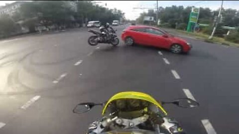 Impressionnante collision entre une voiture et une moto