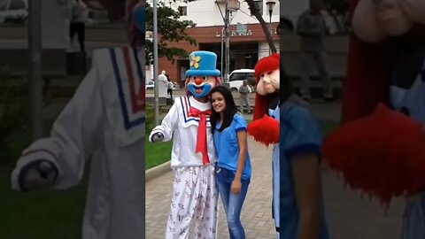 ALEGRIA DAS CRIANÇAS COM FOFÃO, PATATI, PALHACINHA E MINNIE MOUSE DANÇANDO NA PRAÇA