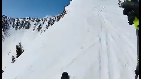 Enorme pedra na beira do penhasco.